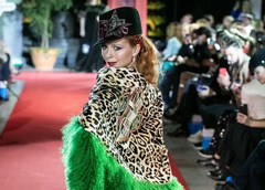 Елена Захарова вышла на подиум в леопарде и мехах