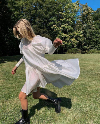 «Воздушное» платье + самые модные ботинки этого сезона: Эльза Хоск нашла наряд для тех, кто настроен на романтику