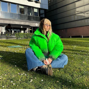 Тренд весны 2021: зеленая куртка как у Данны Паолы