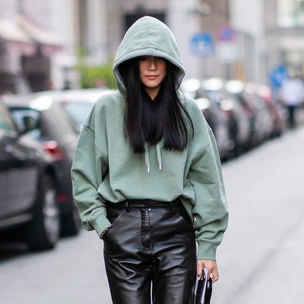 С чем носить объемное худи: 8 стильных сочетаний с главной вещью года