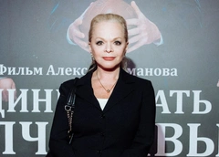 «Дар речи пропал»: 67-летняя Лариса Долина оголила бедро, случайно показав лишнее