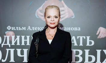«Дар речи пропал»: 67-летняя Лариса Долина оголила бедро, случайно показав лишнее