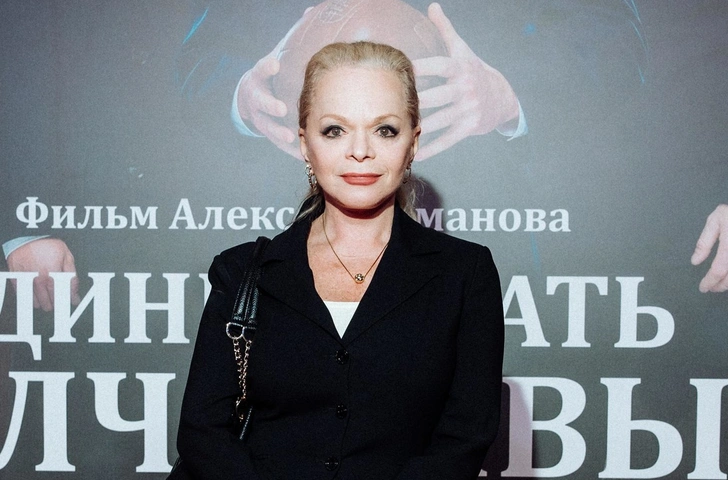 «Дар речи пропал»: 67-летняя Лариса Долина оголила бедро, случайно показав лишнее