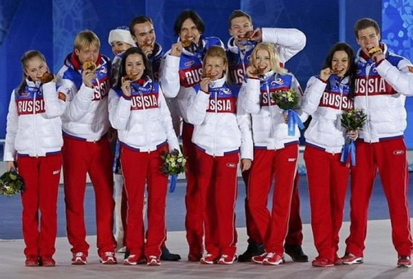Волосожар и Траньков (в центре) на вручении олимпийских медалей в Сочи