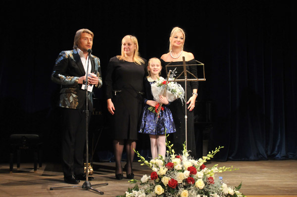 Благодаря импланту, маленькая Маша Новоселова, ведет полноценную жизнь и даже занимается музыкой. Она сыграла на флейте для Николая, Марии и гостей вечера