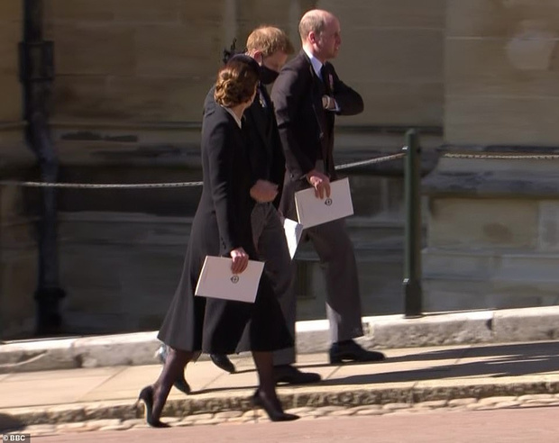 Фото №2 - На шаг ближе: Уильям и Гарри поговорили друг с другом после похорон принца Филиппа