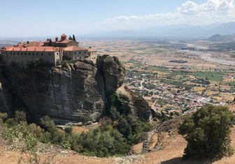 Воздушные замки: во что превратились уединенные греческие монастыри Метеоры с приходом туристов