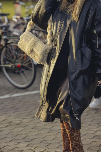 Меховые, с шипами и кучей карманов: необычные женские сумки, от которых все будут без ума в 2023