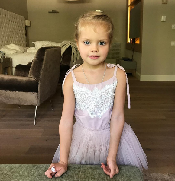 В мать! 5-летняя дочь Елены Перминовой удивила не по-детски смелым купальником и длинными ногами
