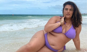 Эта пышка размера XXXL обожает крохотные купальники — 10 горячих фото