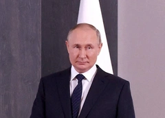 Заботливо поправляет лацканы. Владимир Путин подарил пальто лидеру ОАЭ, замерзшему на петербургском ветру