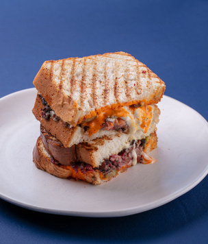 Для тех, кто планирует пикник: приготовьте божественный пастрами-сэндвич