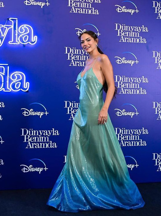 Демет Оздемир появилась в образе русалки на премьере сериала «Между миром и мной» от Disney+ 🤯