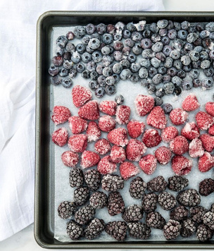 Продлить лето: 5 лайфхаков, как правильно замораживать ягоды и овощи на зиму