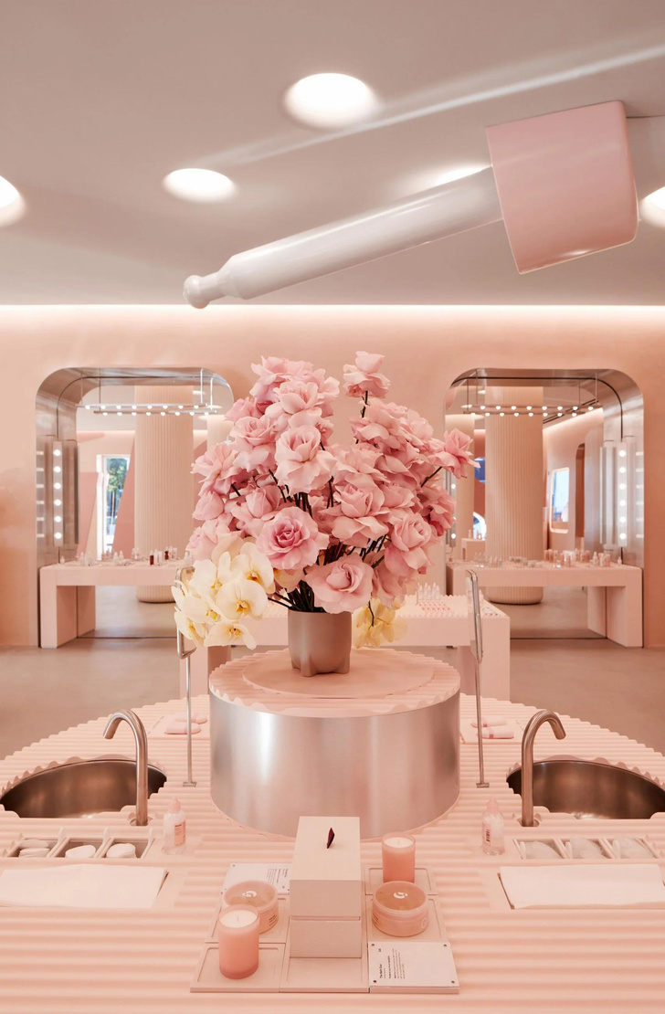 Розовый бутик косметики Glossier в Лос-Анджелесе