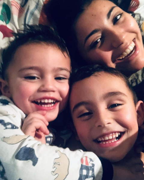 «Такие милаши»: 25-летняя жена Александра Гордона опубликовала фото с подросшими сыновьями