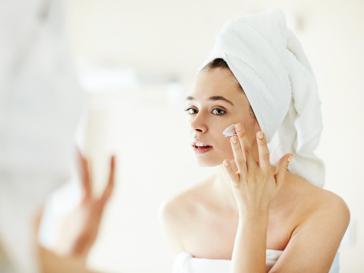 Можно ли наносить крем для тела на лицо: 6 последствий, о которых нужно знать заранее