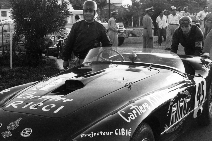 Альфонсо де Портаго (справа) и Ferrari 375 MM (в центре) на Carrera Panamericana. Мексика, 23 ноября 1953 года