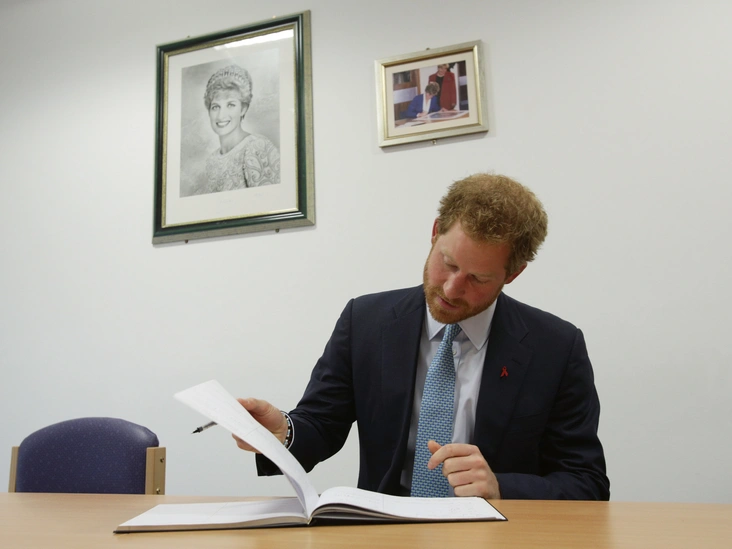 Принц Гарри во время посещения больницы Милдмей в Лондоне, 14 декабря 2015