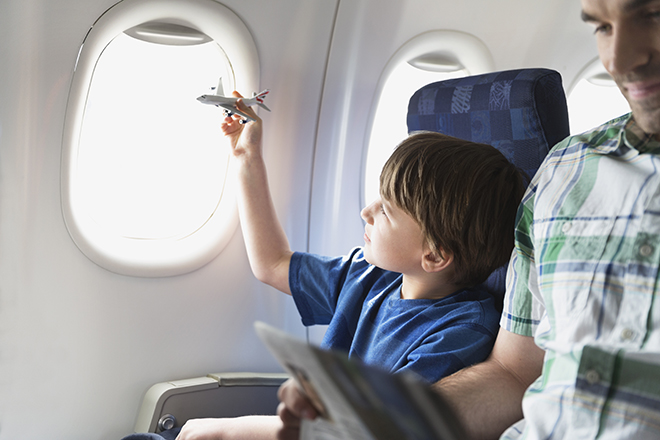 10 способов занять малыша в самолете