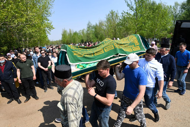 В Казани хоронят погибших при стрельбе в школе