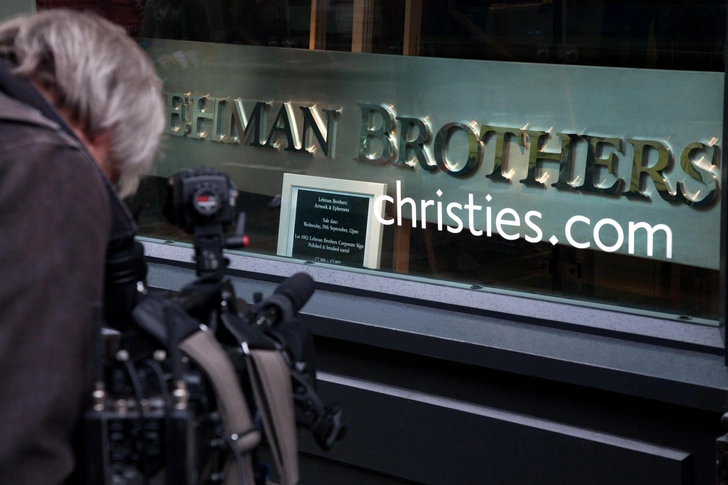 Подготовка к продаже на аукционе Christies вывески банка Lehman Brothers | Источник: Creative Commons Attribution-ShareAlike 3.0 Unported License