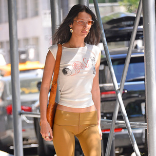 Спортивная одежда в городе: Белла Хадид вышла на прогулку с бойфрендом в обтягивающих лосинах