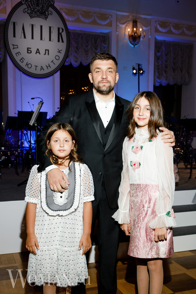 Василий Вакуленко с дочками Марией и Василисой