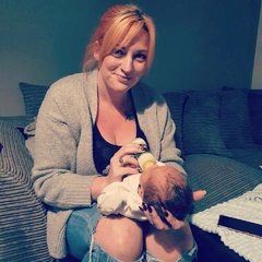 «С этим довольно сложно смириться»: история мамы, ставшей бабушкой в 34 года
