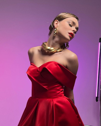 Фото №4 - Красное атласное платье и массивные цепи: Маха Горячева показала самый роскошный образ на Новый год 2022