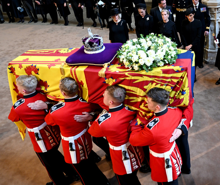 Похороны Елизаветы II 19 сентября: расписание прощания с королевой. К гробу стоят 30 часов в очереди