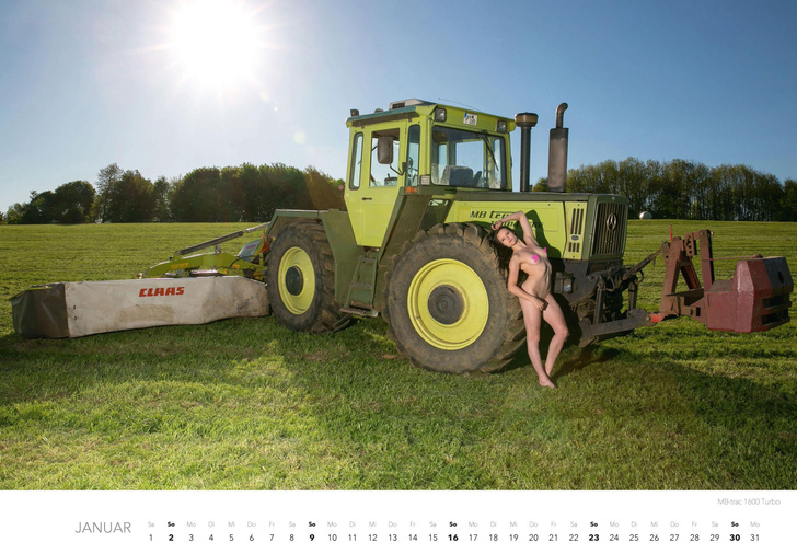 Деревенский эротический календарь с девушками и тракторами на 2022 год