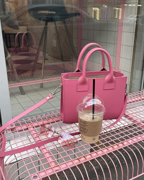 Ставим лайк: модная розовая сумочка как у «Барби» до 2000 рублей