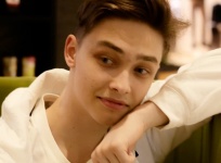 Сын Наташи Королевой и Тарзана отметил 18-летие фотосессией с голым торсом
