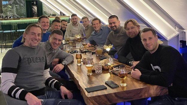 Фото Валерия Карпина и футболистов сборной Эстонии спровоцировало скандал: спортсмены извиняются