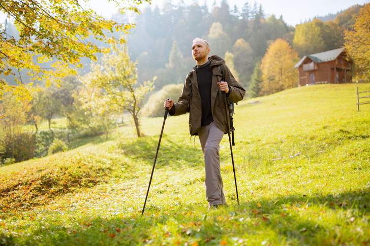 Почему человек при ходьбе машет руками | Вокруг Света