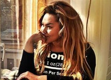 Корнелия Манго осваивает новые способы заработка