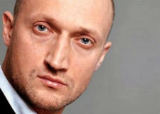 Обнаженный Гоша Куценко пугает отдыхающих девушек