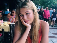 «Попробуйте посмотреть на себя в зеркало и сказать себе такие гадости»: Соня Киперман ответила тем, кто раскритиковал ее фото в бикини