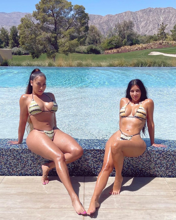 Фото №1 - Как спасательницы Малибу: красивые Ким Кардашьян и Ла Ла Энтони в полосатых купальниках отдыхают у воды