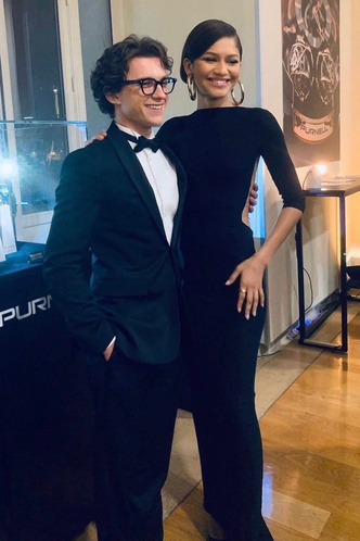 Первый публичный выход: Том Холланд и Зендая в черном шелковом платье с голой спиной и сексуальным скорпионом на премии «Золотой мяч» 2021