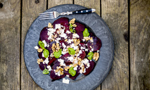 Салат со свеклой, сыром фета и кунжутным маслом