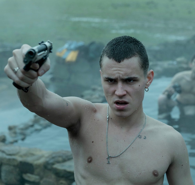Фото дня: брутальный Арон Пайпер с пистолетом на кадрах из нового сериала от Netflix