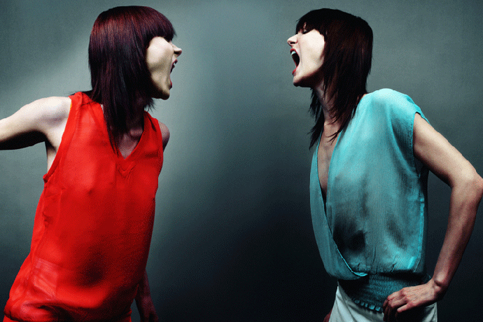Две женщины кричат друг на друга