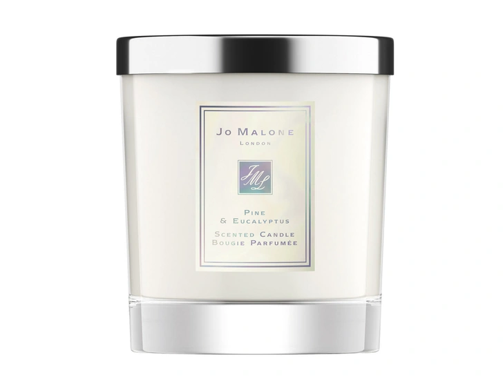 Cосна и бодрящий эвкалипт. Свеча Pine & Eucalyptus, Jo Malone, www.jomalone.ru.