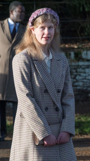 Леди Луиза Виндзор (с клатчем Sophie Habsburg) на рождественской службе в Сандрингеме, 25 декабря 2019