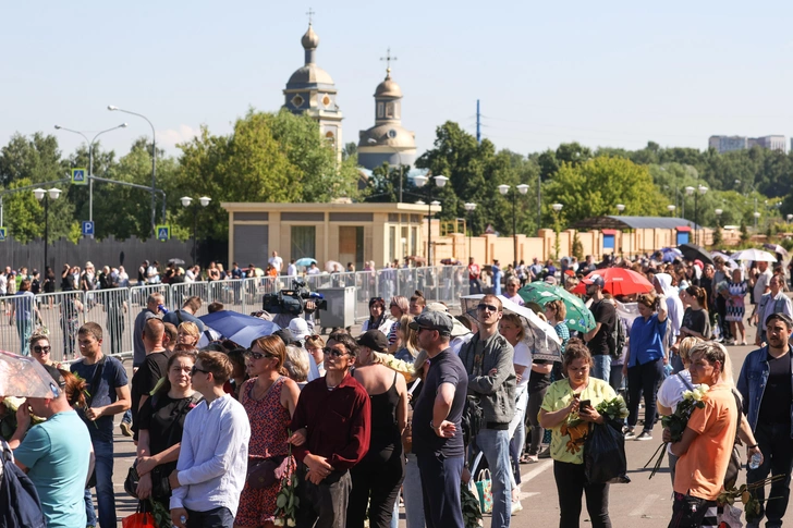 Плачут и несут белые розы: поклонники с ночи выстраивались в очереди, чтобы проститься с Юрием Шатуновым