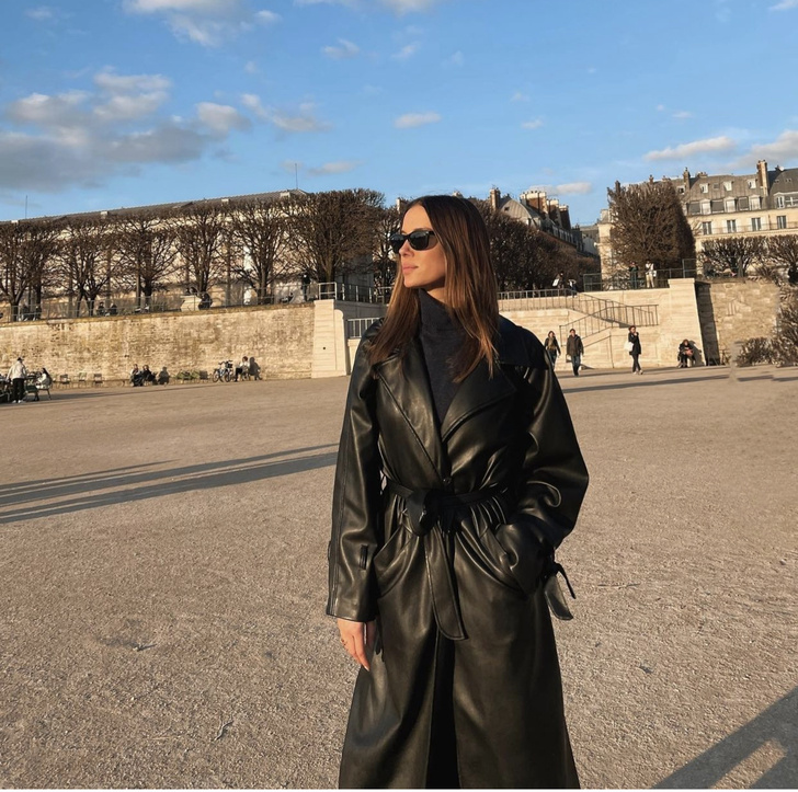 Подражая француженкам и Тринити: подруга Брэда Питта, модель Николь Потуральски, в кожаном плаще гуляет по Парижу