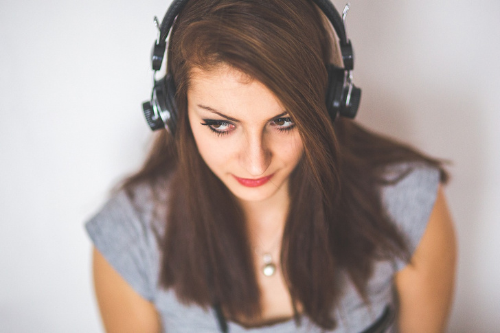 Психолог Мэнли объяснила, почему интроверты любят выпить и отвлекаются на музыку