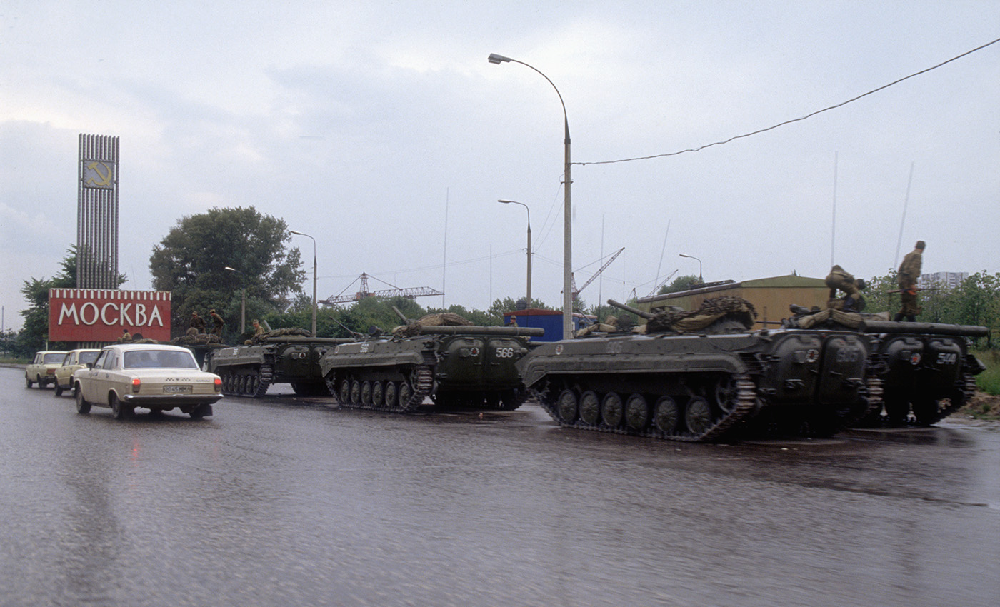 Вспоминаем, что творилось на улицах Москвы во время путча 1991 года (много  фото) | MAXIM